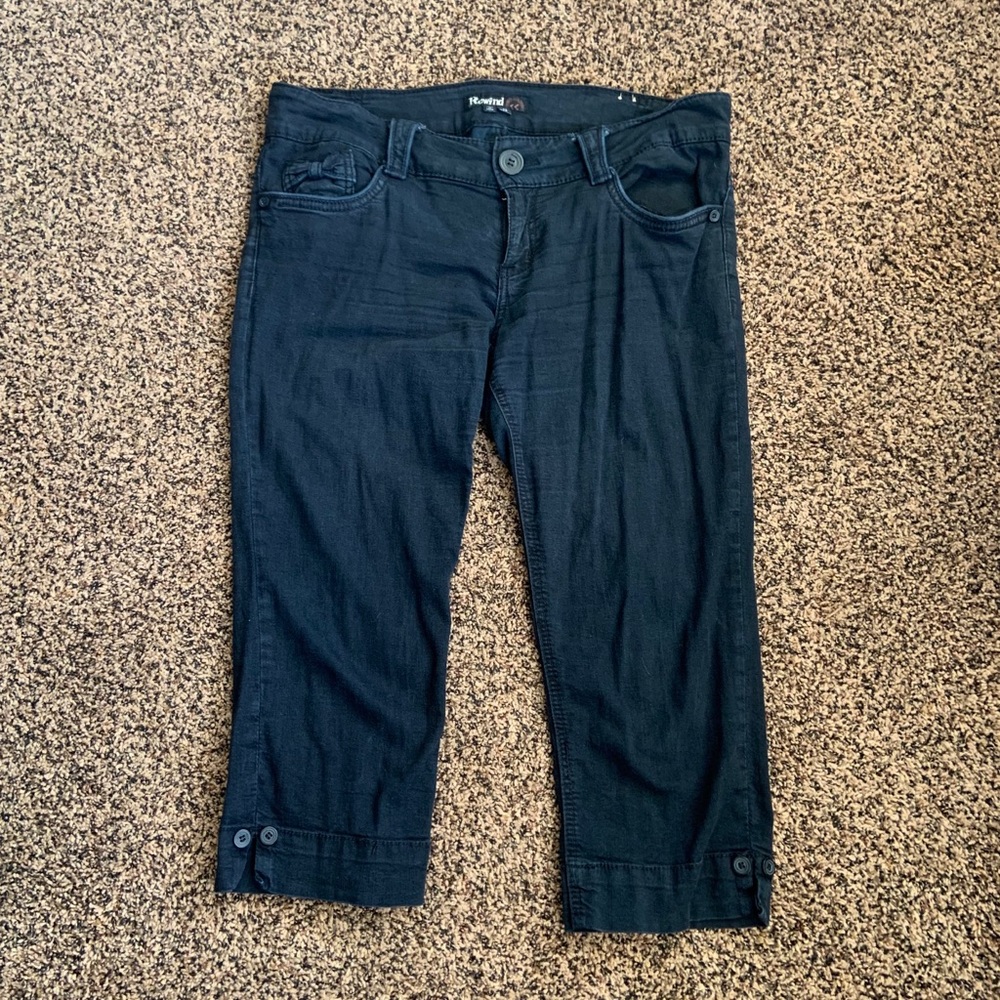 Black jean Capri with bow pockets.
